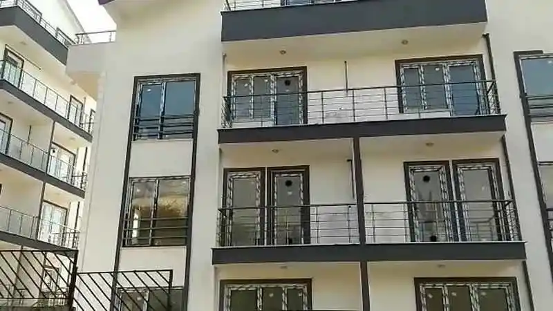 Kocaeli İzmit, Kocaeli PEN tarafından komple bir sitenin tüm balkonlarına ve merdivenlerine montajı yapılmış, modern ve güvenli alüminyum küpeşte ve tırabzan sistemleri. Alikahya Küpeşte