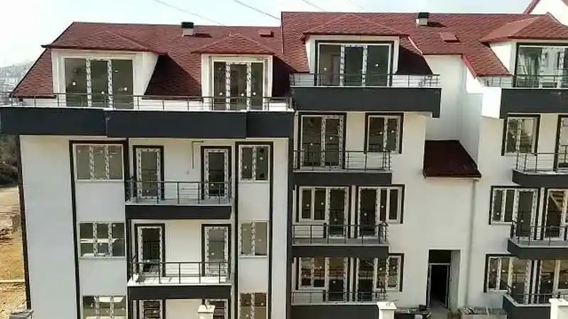Kocaeli İzmit, Kocaeli PEN tarafından komple bir sitenin tüm balkonlarına ve merdivenlerine montajı yapılmış, modern ve güvenli alüminyum küpeşte ve tırabzan sistemleri. Alikahya Küpeşte
