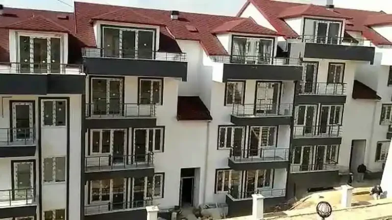 Kocaeli İzmit, Kocaeli PEN tarafından komple bir sitenin tüm balkonlarına ve merdivenlerine montajı yapılmış, modern ve güvenli alüminyum küpeşte ve tırabzan sistemleri. Alikahya Küpeşte