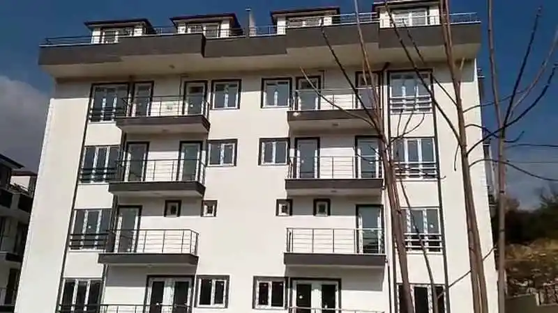 Kocaeli İzmit, Kocaeli PEN tarafından komple bir sitenin tüm balkonlarına ve merdivenlerine montajı yapılmış, modern ve güvenli alüminyum küpeşte ve tırabzan sistemleri. Alikahya Küpeşte