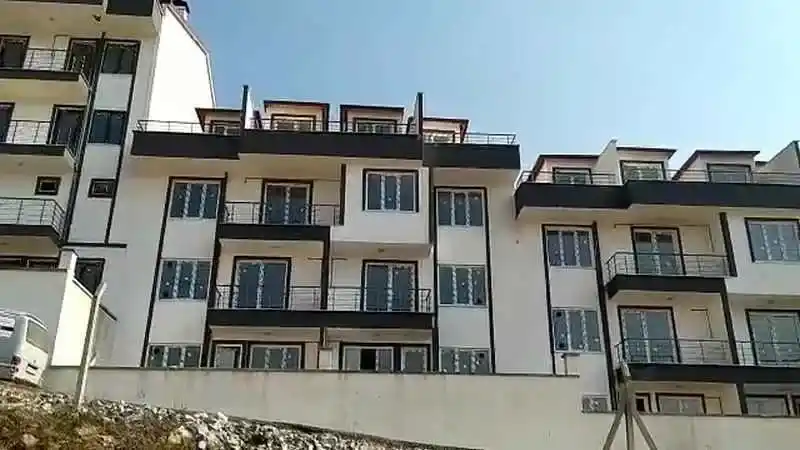 Kocaeli İzmit, Kocaeli PEN tarafından komple bir sitenin tüm balkonlarına ve merdivenlerine montajı yapılmış, modern ve güvenli alüminyum küpeşte ve tırabzan sistemleri. Alikahya Küpeşte