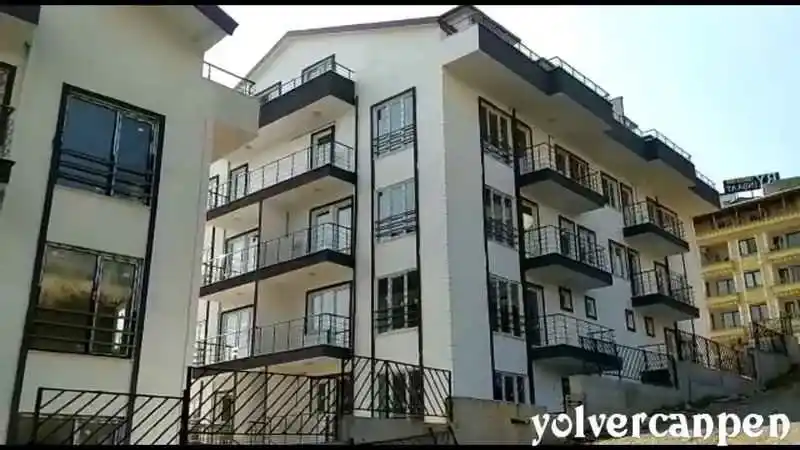 Kocaeli İzmit, Kocaeli PEN tarafından komple bir sitenin tüm balkonlarına ve merdivenlerine montajı yapılmış, modern ve güvenli alüminyum küpeşte ve tırabzan sistemleri. Alikahya Küpeşte