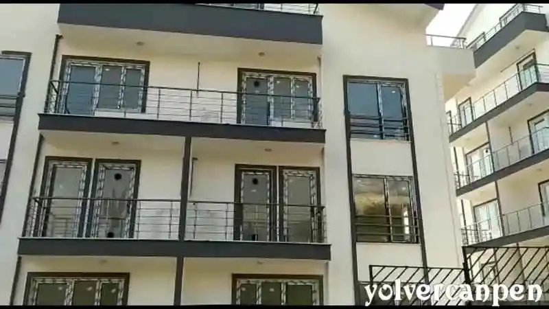 Kocaeli İzmit, Kocaeli PEN tarafından komple bir sitenin tüm balkonlarına ve merdivenlerine montajı yapılmış, modern ve güvenli alüminyum küpeşte ve tırabzan sistemleri. Alikahya Küpeşte