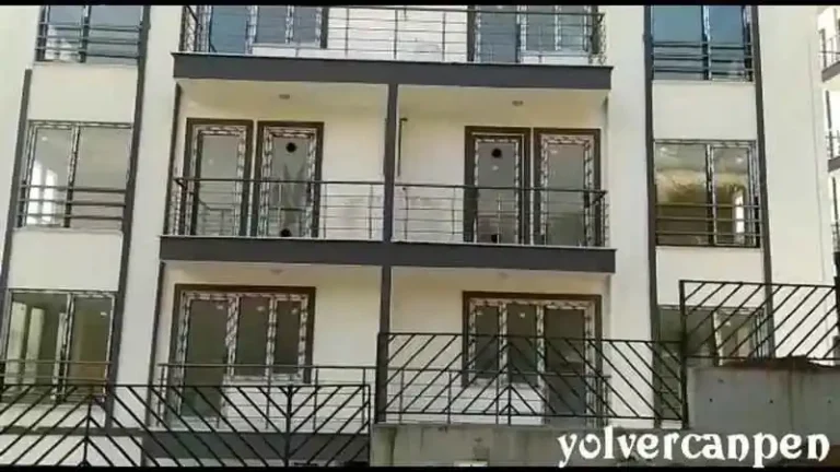 Kocaeli İzmit, Kocaeli PEN tarafından komple bir sitenin tüm balkonlarına ve merdivenlerine montajı yapılmış, modern ve güvenli alüminyum küpeşte ve tırabzan sistemleri. Alikahya Küpeşte