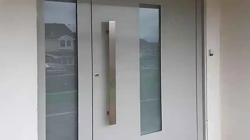 antrasit, geniş, alüminyum giriş kapısı.