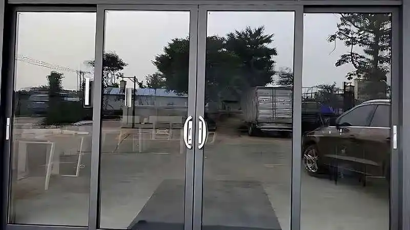 Kocaeli PEN tarafından uygulanan, antrasit renkli, geniş camlı, alüminyum giriş kapısı.