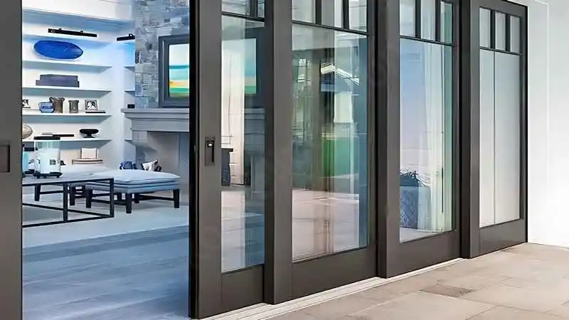 Kocaeli PEN tarafından uygulanan, antrasit renkli, geniş camlı, alüminyum giriş kapısı.