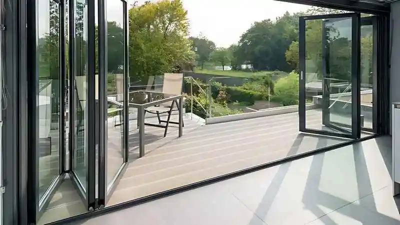 Kocaeli PEN tarafından uygulanan, antrasit renkli, geniş camlı, alüminyum giriş kapısı.