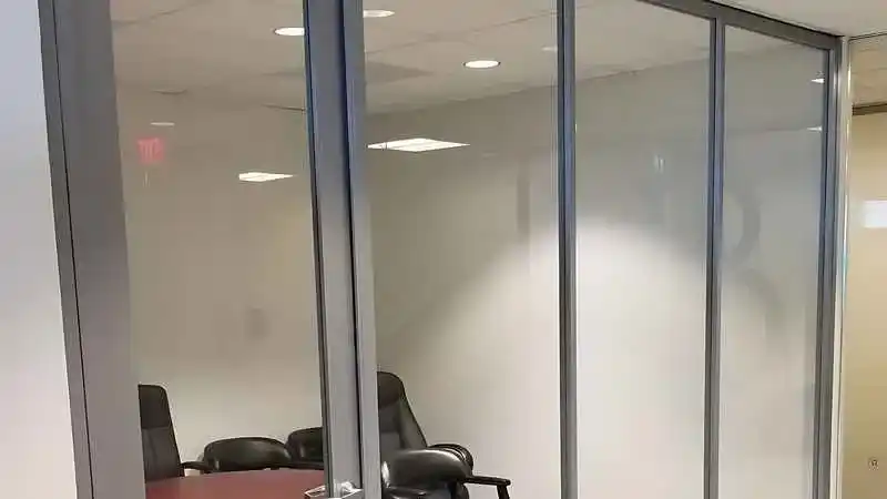 Kocaeli PEN tarafından uygulanan, antrasit renkli, geniş camlı, alüminyum giriş kapısı.