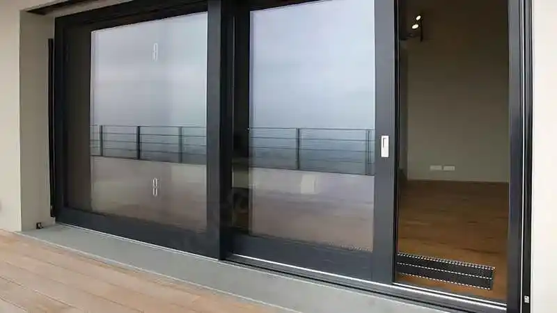 Kocaeli PEN tarafından uygulanan, antrasit renkli, geniş camlı, alüminyum giriş kapısı.