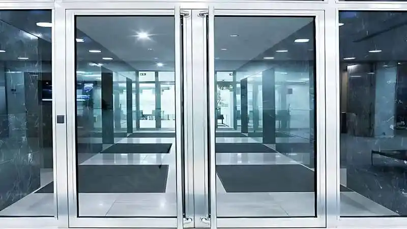 Kocaeli PEN tarafından uygulanan, antrasit renkli, geniş camlı, alüminyum giriş kapısı.