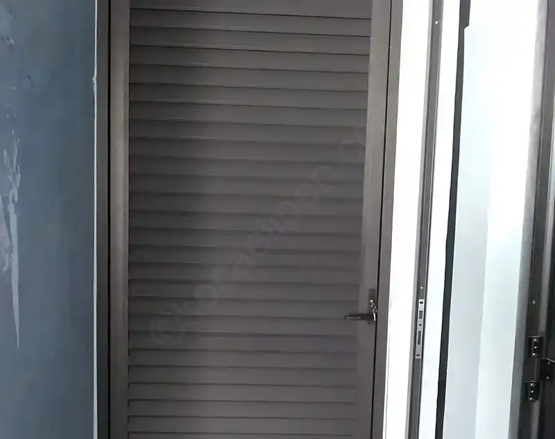 Kocaeli PEN tarafından uygulanan, antrasit renkli, geniş camlı, fotoselli alüminyum kapı