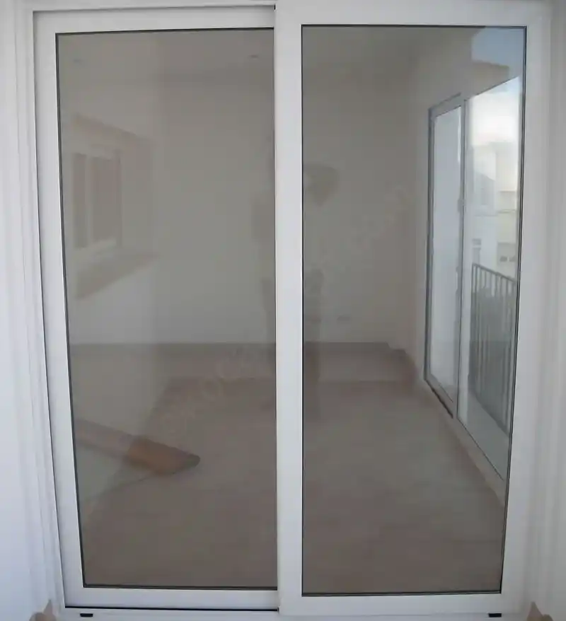 Kocaeli PEN tarafından uygulanan, antrasit renkli, geniş camlı, fotoselli alüminyum kapı