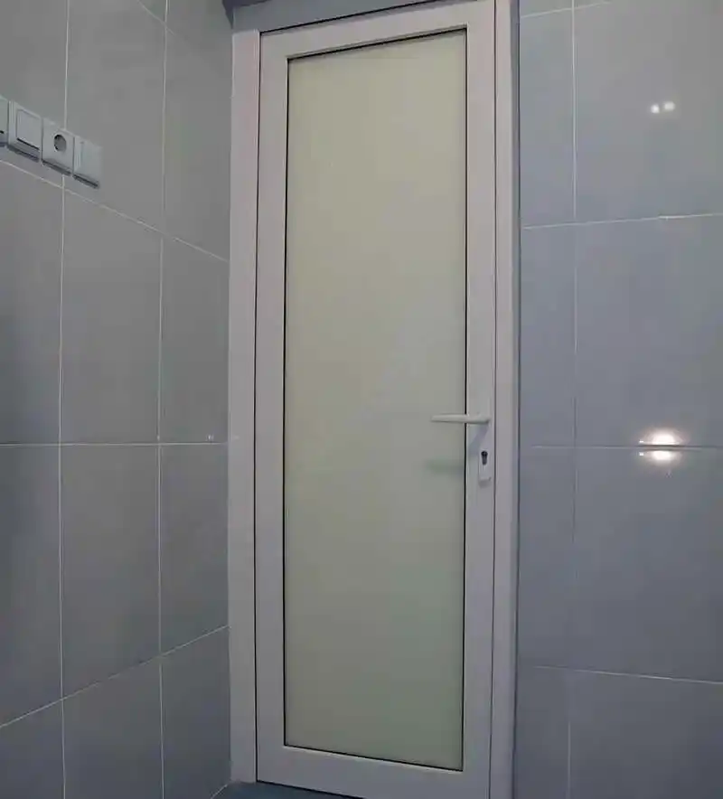 Kocaeli PEN tarafından uygulanan, antrasit renkli, geniş camlı, fotoselli alüminyum kapı