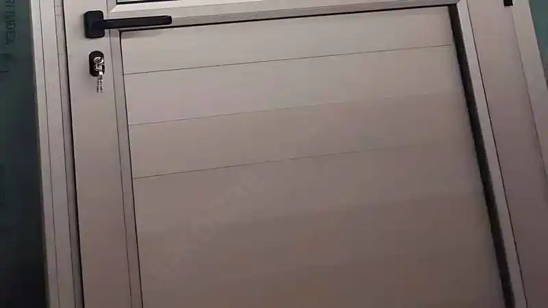 antrasit, geniş, alüminyum giriş kapısı.