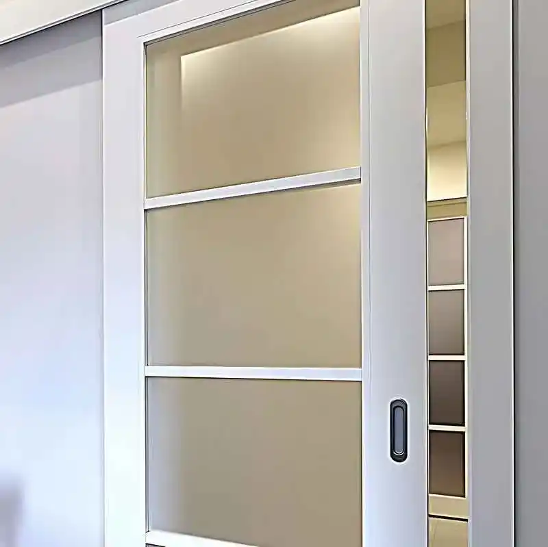 İzmit merkezde bir mağaza için Kocaeli PEN tarafından uygulanan, antrasit renkli, geniş camlı, fotoselli alüminyum giriş kapısı.