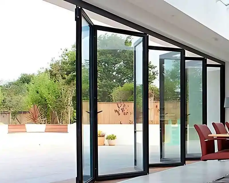 İzmit merkezde bir mağaza için Kocaeli PEN tarafından uygulanan, antrasit renkli, geniş camlı, fotoselli alüminyum giriş kapısı.