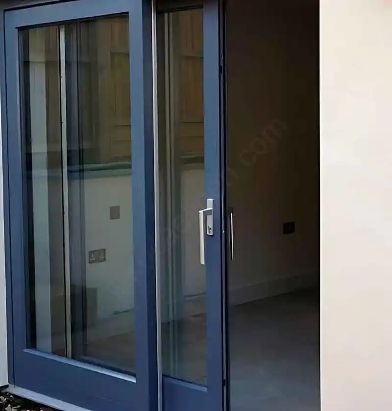 İzmit merkezde bir mağaza için Kocaeli PEN tarafından uygulanan, antrasit renkli, geniş camlı, fotoselli alüminyum giriş kapısı.