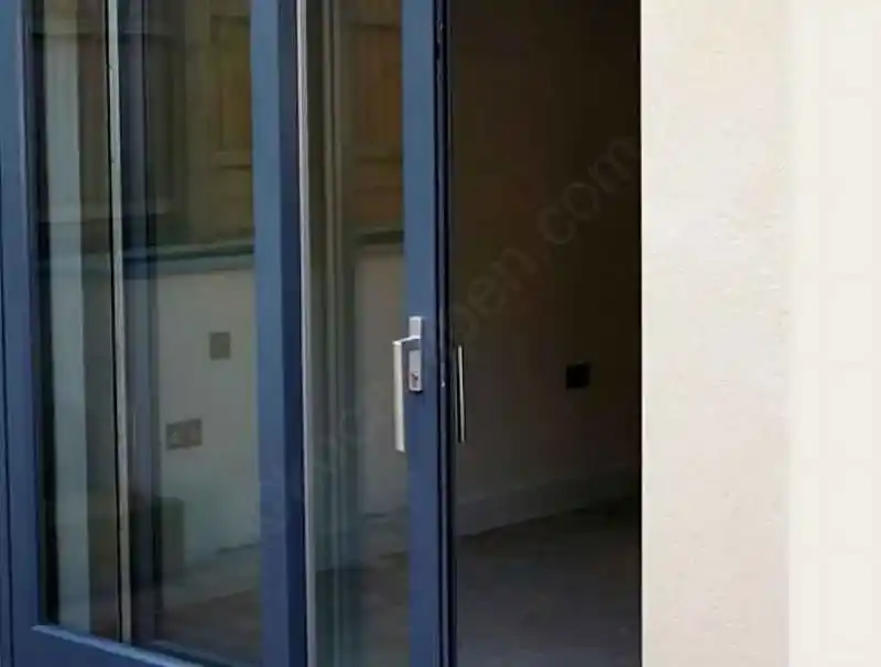 İzmit merkezde bir mağaza için Kocaeli PEN tarafından uygulanan, antrasit renkli, geniş camlı, fotoselli alüminyum giriş kapısı.