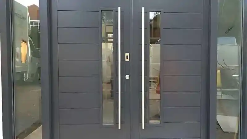 İzmit merkezde bir mağaza için Kocaeli PEN tarafından uygulanan, antrasit renkli, geniş camlı, fotoselli alüminyum giriş kapısı.