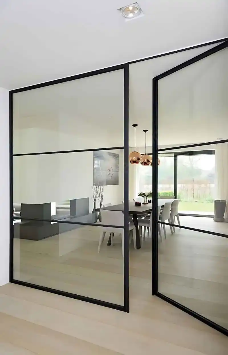 İzmit merkezde bir mağaza için Kocaeli PEN tarafından uygulanan, antrasit renkli, geniş camlı, fotoselli alüminyum giriş kapısı.