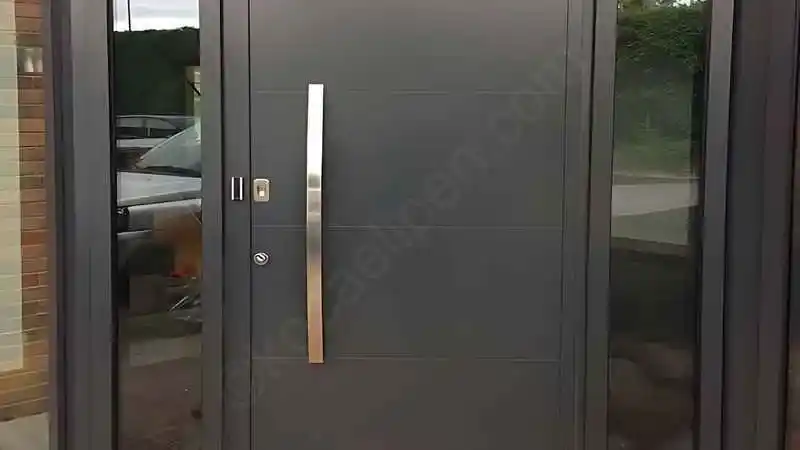 antrasit, geniş, alüminyum giriş kapısı.