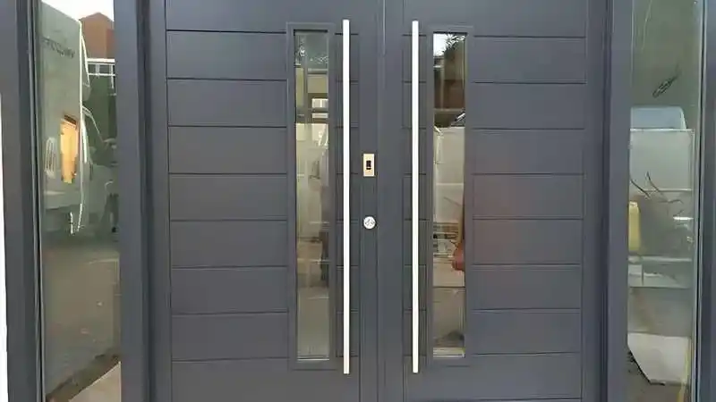 antrasit, geniş, alüminyum giriş kapısı.