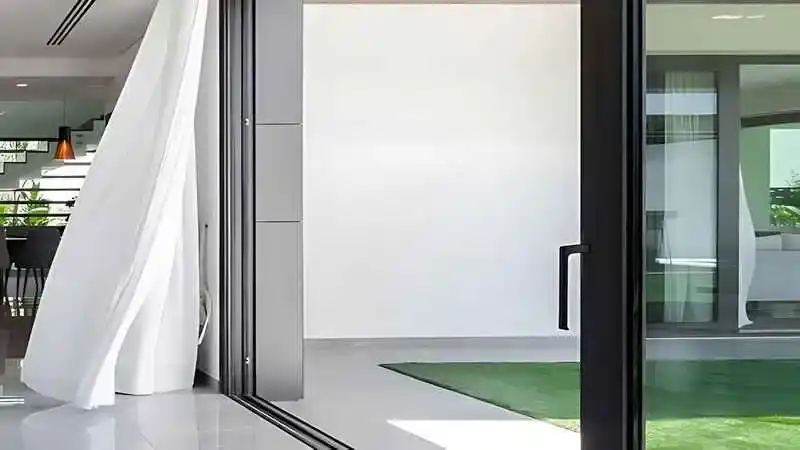 antrasit, geniş, alüminyum giriş kapısı.