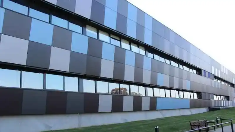 Kocaeli kurumsal bina gümüş antrasit renkli modern alüminyum kompozit cephe giydirme uygulamaları