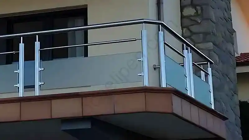 Kocaeli'de bir sitenin havuz kenarına uygulanmış, manzarayı kesmeyen, camlı ve profilli alüminyum küpeşte korkuluk sistemi.