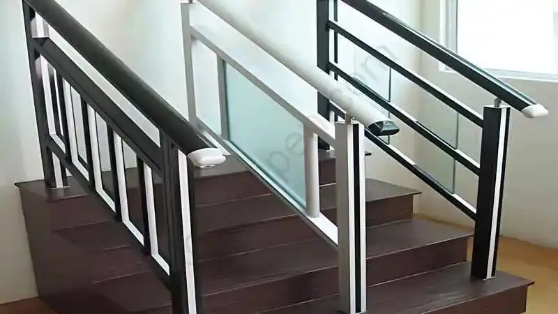 Kocaeli'de bir sitede camlı ve profilli alüminyum küpeşte korkuluk sistemi.