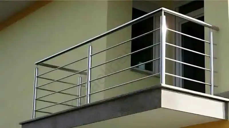 Kocaeli'de bir sitede camlı ve profilli alüminyum küpeşte korkuluk sistemi.