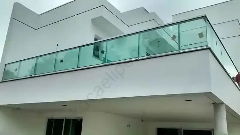 Kocaeli'de bir sitede camlı ve profilli alüminyum küpeşte korkuluk sistemi.