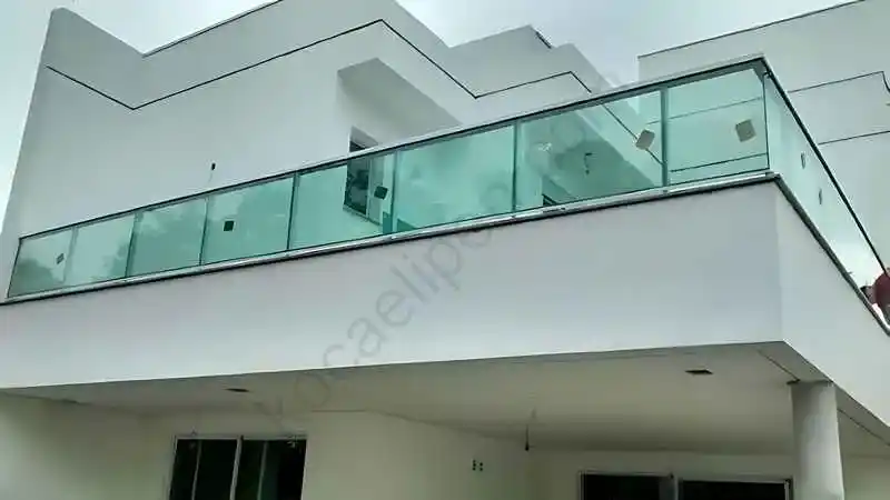 Kocaeli'de bir sitede camlı ve profilli alüminyum küpeşte korkuluk sistemi.