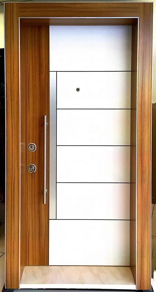 Kocaeli'de modern bir apartman dairesi için Kocaeli PEN tarafından montajı yapılmış, antrasit renkli, aynalı ve çelik rozetli lüks çelik kapı