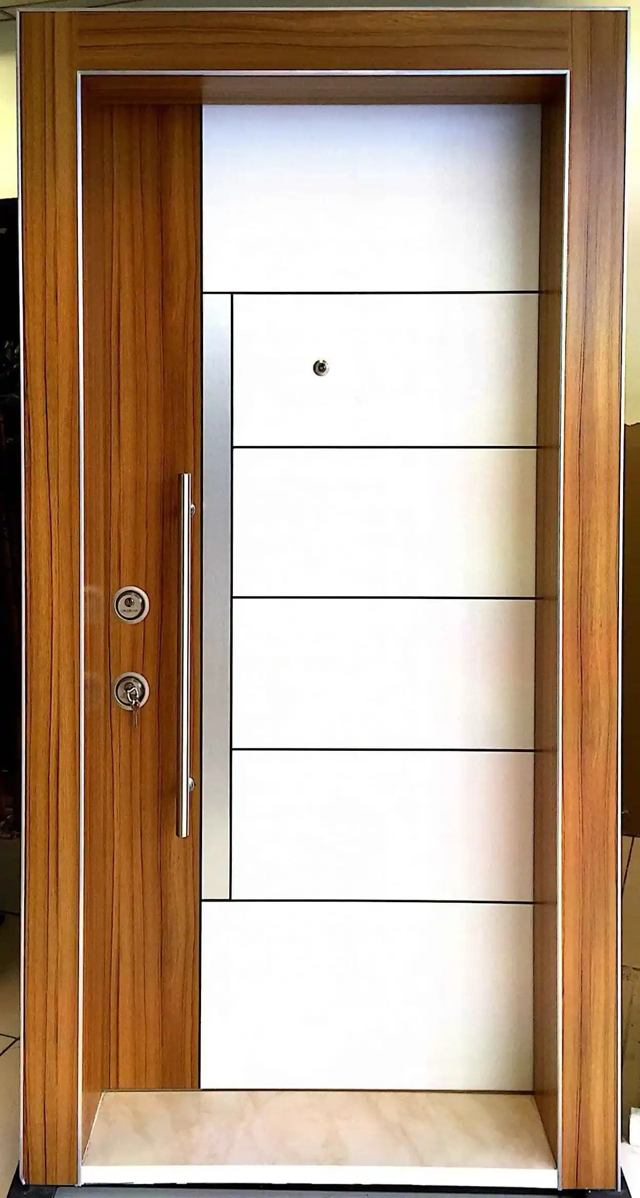 Kocaeli'de modern bir apartman dairesi için Kocaeli PEN tarafından montajı yapılmış, antrasit renkli, aynalı ve çelik rozetli lüks çelik kapı