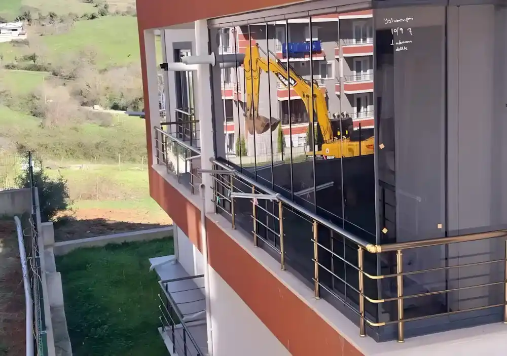 Alikahya Katlanır Cam Balkon. Birinci kat bir daireye montajı yapılmış, modern ve kullanışlı, 10 kanatlı katlanır cam balkon sistemi.