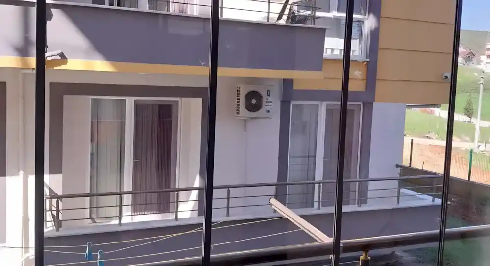 Alikahya Katlanır Cam Balkon. Birinci kat bir daireye montajı yapılmış, modern ve kullanışlı, 10 kanatlı katlanır cam balkon sistemi.