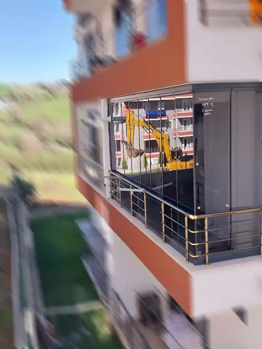 Alikahya Katlanır Cam Balkon. Birinci kat bir daireye montajı yapılmış, modern ve kullanışlı, 10 kanatlı katlanır cam balkon sistemi.