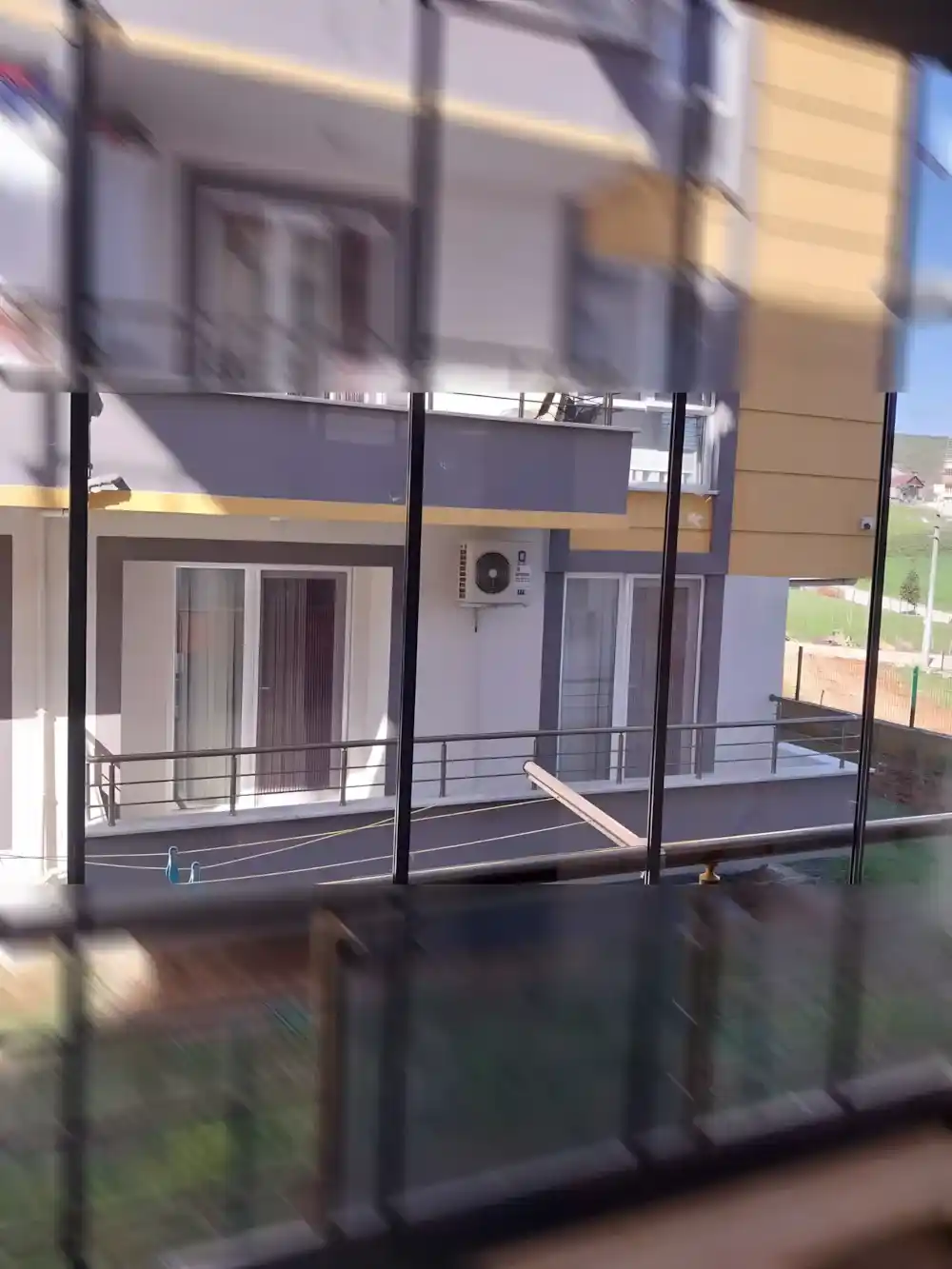 Alikahya Katlanır Cam Balkon. Birinci kat bir daireye montajı yapılmış, modern ve kullanışlı, 10 kanatlı katlanır cam balkon sistemi.