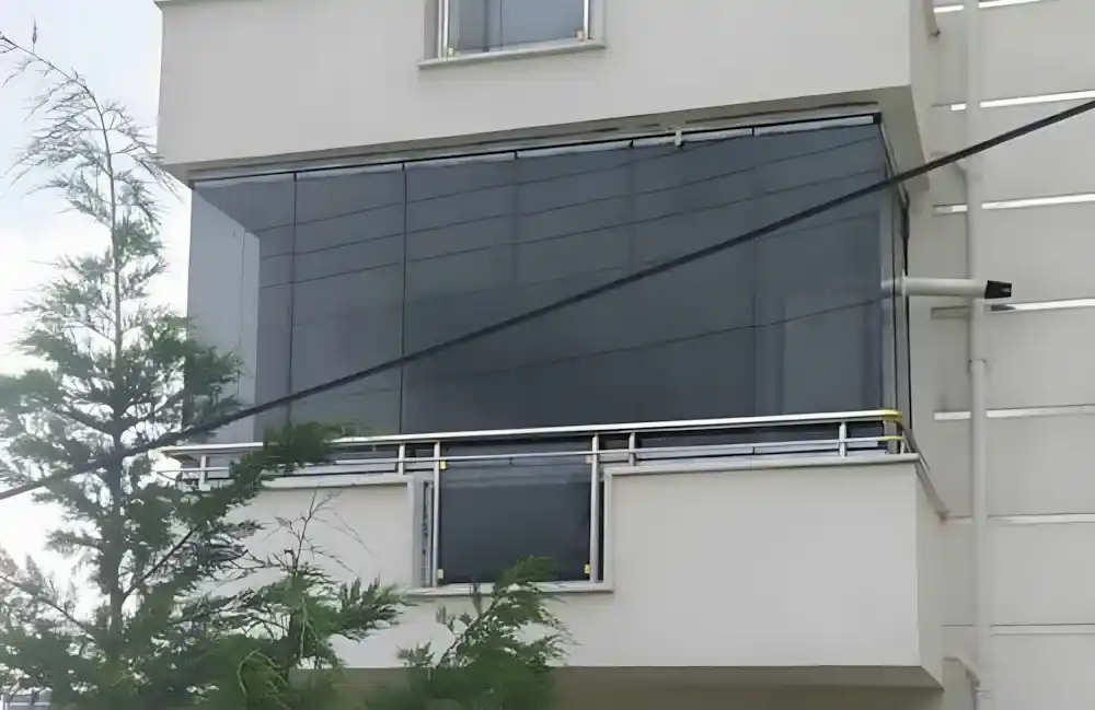 Kocaeli Alikahya Cam Balkon. Kocaeli PEN tarafından aynı konut için montajı yapılmış, üç ayrı modern ve fonksiyonel katlanır cam balkon sistemi.