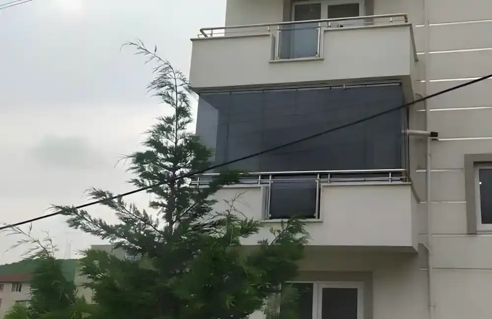 Kocaeli Alikahya Cam Balkon. Kocaeli PEN tarafından aynı konut için montajı yapılmış, üç ayrı modern ve fonksiyonel katlanır cam balkon sistemi.