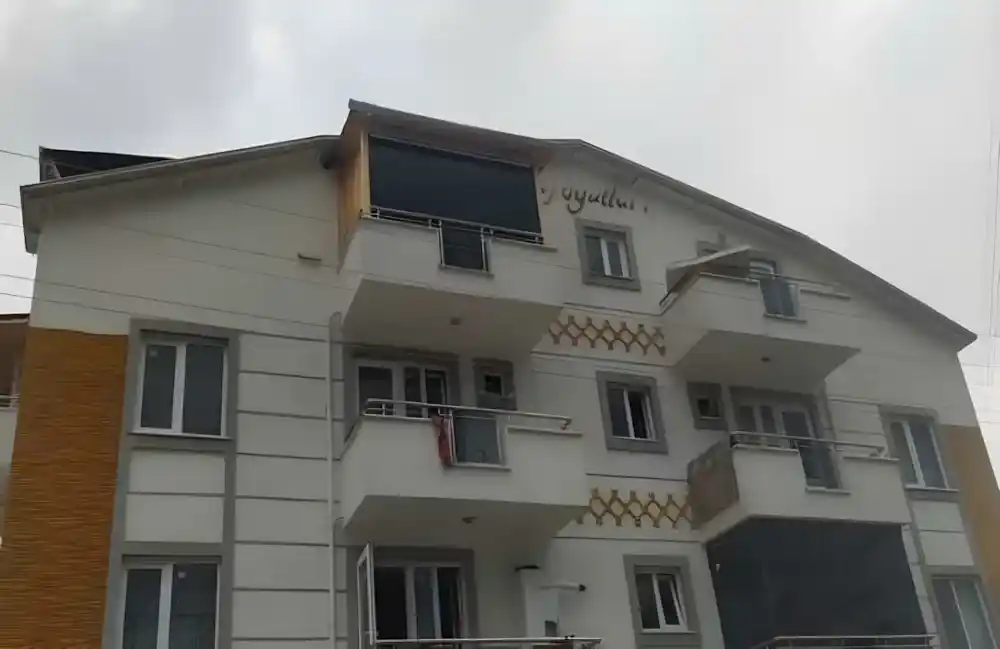 Kocaeli Alikahya Cam Balkon. Kocaeli PEN tarafından aynı konut için montajı yapılmış, üç ayrı modern ve fonksiyonel katlanır cam balkon sistemi.
