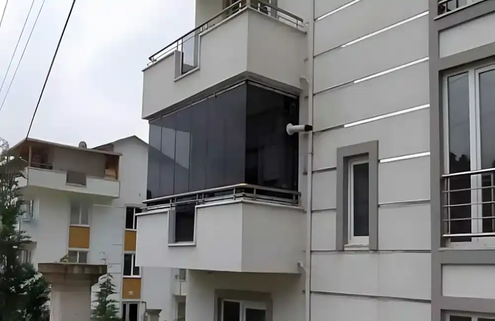 Kocaeli Alikahya Cam Balkon. Kocaeli PEN tarafından aynı konut için montajı yapılmış, üç ayrı modern ve fonksiyonel katlanır cam balkon sistemi.
