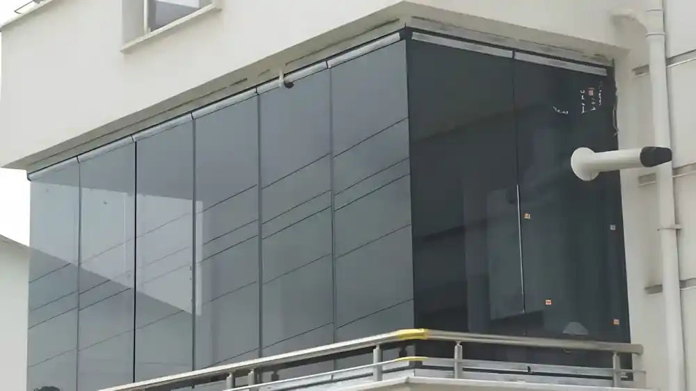 Kocaeli Alikahya Cam Balkon. Kocaeli PEN tarafından aynı konut için montajı yapılmış, üç ayrı modern ve fonksiyonel katlanır cam balkon sistemi.