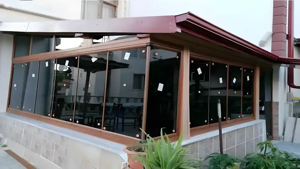 Bağçeşme Katlanır Cam Balkon projemiz, bir balkonun nasıl şık bir kış bahçesine dönüşebileceğinin en güzel kanıtı.