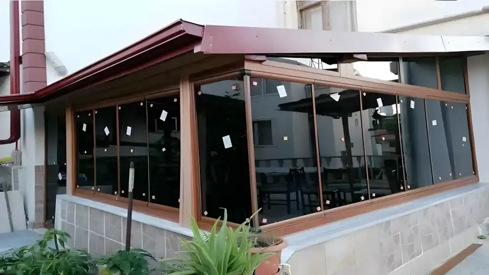 Bağçeşme Katlanır Cam Balkon projemiz, bir balkonun nasıl şık bir kış bahçesine dönüşebileceğinin en güzel kanıtı.