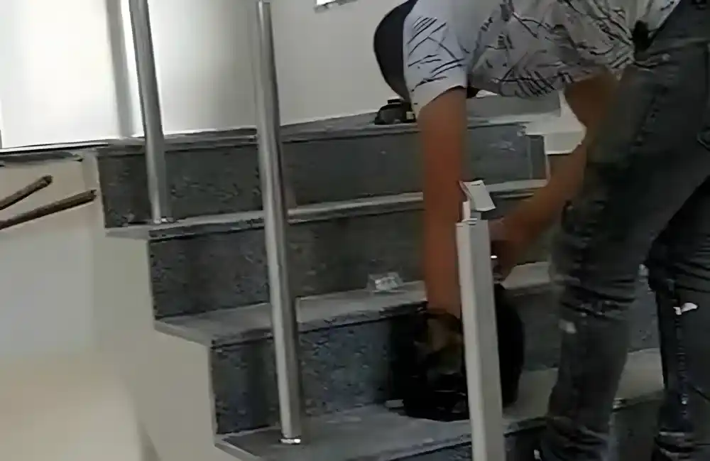 Kocaeli Bahçecik'te, Kocaeli PEN tarafından 4 katlı bir apartmanın mermer merdivenlerine montajı yapılmış, modern, şık ve güvenli Bahçecik Alüminyum Korkuluk sistemi.