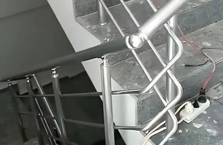 Kocaeli Bahçecik'te, Kocaeli PEN tarafından 4 katlı bir apartmanın mermer merdivenlerine montajı yapılmış, modern, şık ve güvenli Bahçecik Alüminyum Korkuluk sistemi.