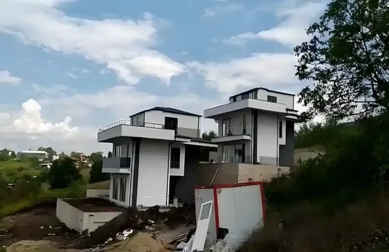 Kocaeli PEN tarafından yapılan, modern mimariye sahip iki villanın balkonlarında cam küpeşte ve pencerelerinin önünde alüminyum korkuluk sistemleri. Bahçecik Cam Küpeşte